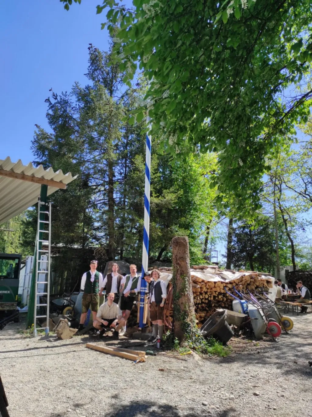 Maibaum aufstellung mit Vereinsmitgliedern
