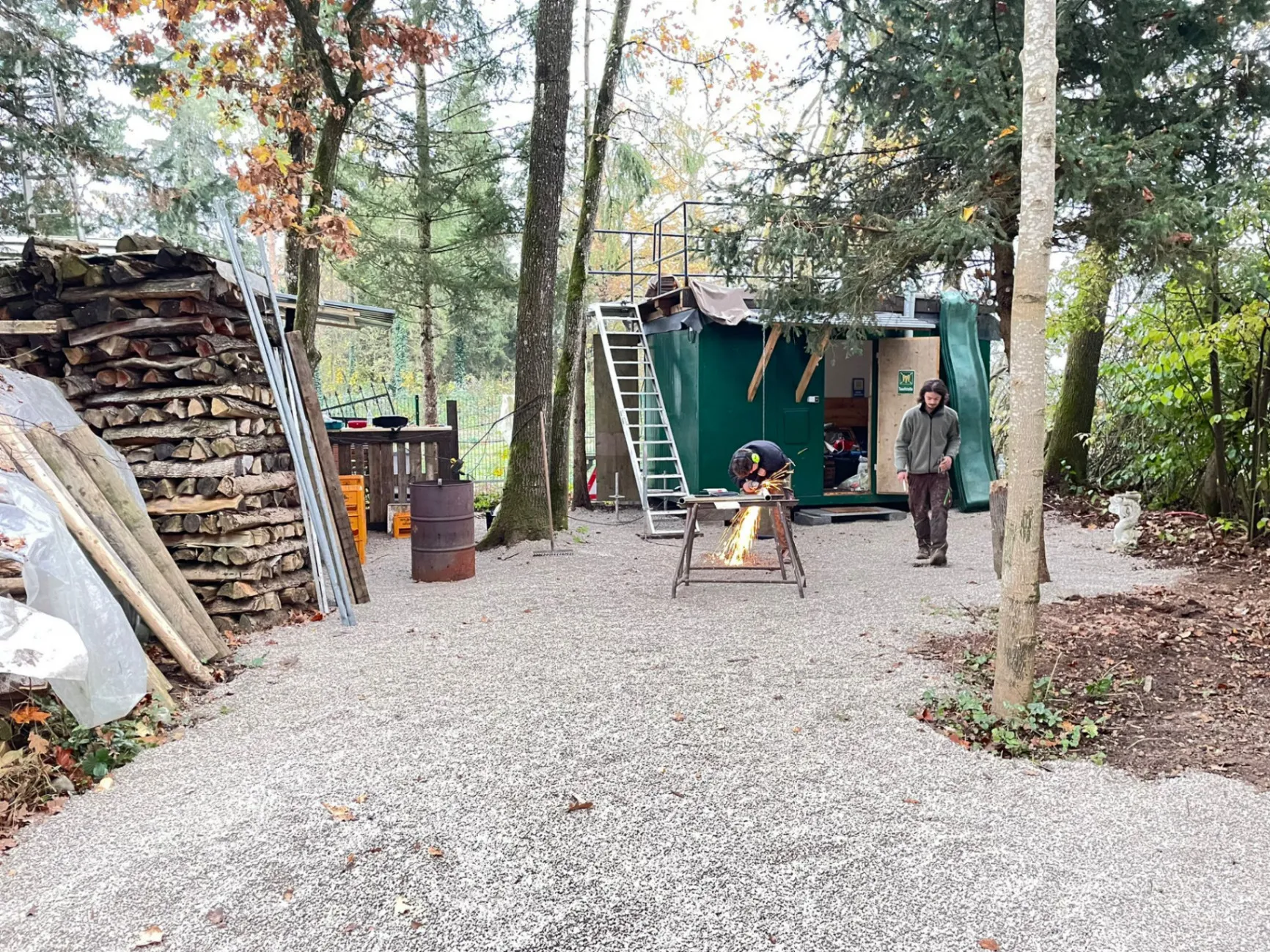 Bau des Vereinsheims im Sommer